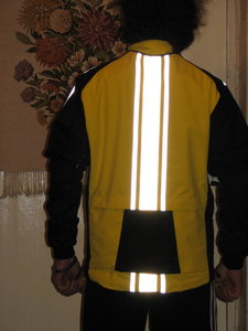 2.jpg (233.79 КБ) 7652 просмотра Черная планка-брызговичек, отстегивается и опускается вниз (защита от брызг с заднего колеса). И есть планка, идущая внахлест над разрезами карманов сзади.