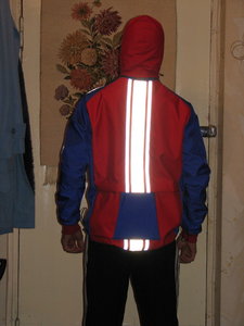 8.jpg (146.6 КБ) 7643 просмотра На сине-красной куртке брызговичок синий.