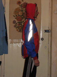 9.jpg (157.59 КБ) 7643 просмотра Зад куртки опущен, как на всех ВЕЛО-шмотках (кстати, удобно при шоссерной посадке).