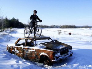 На сжигании чучела не остановились и решили спалить авто!
