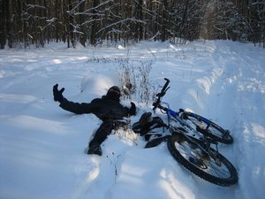 радостный тимур в сугробе