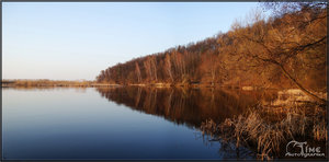У воды