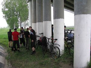 дождь всех загнал под мост