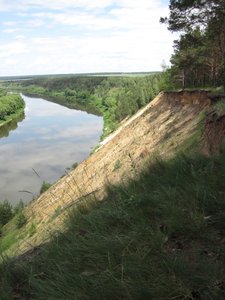 волшебный обрывчик. ради интереса ещё прикинули - а долетишь ли до воды, если прыгнуть вместе с велом... в отдельных местах долетишь, но разогнаться нужно нехило