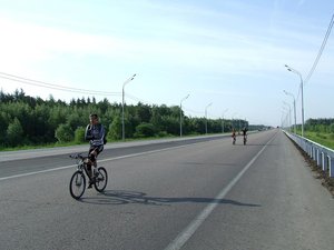 Первую половину пути Стас ехал именно так комфортно и не напрягаясь. Но у него на колесе ребятам усидеть не удавалось. Для поездки выделили отдельную полосу федеральной трассы.