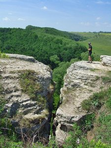 Женя ищет зону уверенного сигнала, пришлось лезть на скалу :)
