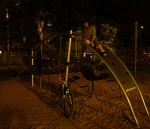 странные конструкции на детской площадке