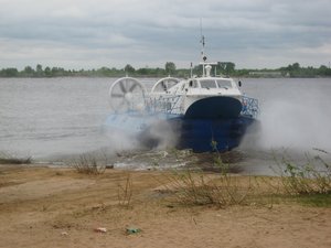 Судно на воздушной подушке, перевозившее нас и наши велосипеды через Волгу