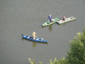на реке было людно