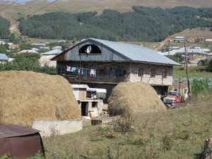 Домики у них такие скромные. У нас в Панинском районе только клуб такой.