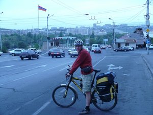 Ереван, обилие машин немного напрягает, но воронежские навыки быстро вспоминаются.