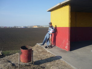 ragler 2.jpg (113.52 КБ) 11706 просмотров На этой картинке мне нравится как линия горизонта переходит в границу двух красок на остановочном павильоне. И все.