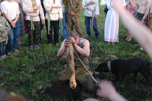 А это обряд плодородия,тыкание деревянной моделью э-э-э мужского органа в ямку,всех дачников поздравляю