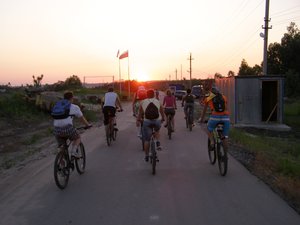 P1010060.jpg (129.44 КБ) 7005 просмотров - Сегодня, по приказу штаба, мы полетим на Солнце.<br />- Но мы же там сгорим!<br />- Ты что, думаешь в штабе дураки сидят? Мы полетим ночью!