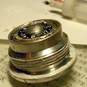 Модуль в сборе. Драйвер припаян надежно. На места контакта модуля с корпусом фонаря нанесена термопаста