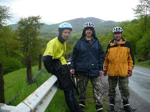 Карпаты 2011 160.jpg (139.95 КБ) 37313 просмотров Во второй день похода почти целый день шел дождь. Спустившись с перевала и немного продрогнув, мы с удовольствием погрелись в кафе и поели борща и галушек.