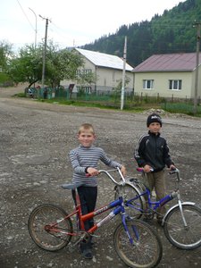 Наши друзья. С демографией там проблем нет. Рассказывали о семьях, в которых 13, 14 детей. 5-6 детей в семье никакого восторга или удивления не вызывают. В Лозовщине (просто большое село) четыре школы. Много учителей - мужчины.