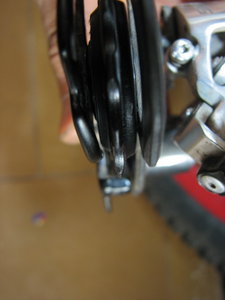 9.jpg (120.32 КБ) 17347 просмотров загнутая алю лапка слева терла о ролик, теперь все ОК