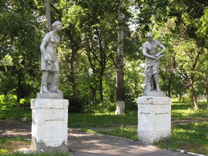Похоже, что правая тырит колхозную кукурузу, а левая ее за этим попалила