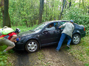 Велосипедисты вызволяют из грязевого плена VW Bora 1.6