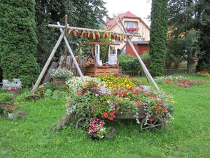 Словаки часто забавно украшают свои дворики.
