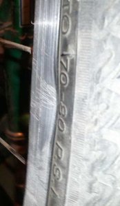 с другой стороны аналогично, одна из спиц в результати вдавливания обода внутрь окружности прослабла