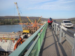 Работы по строительству моста не прекращаются и на выходные.