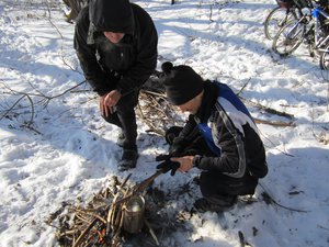 Топим снег, чтобы избежать обезвоживания.
