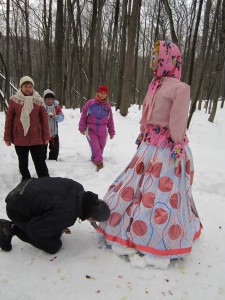 Стас заглядывает даме под подол...