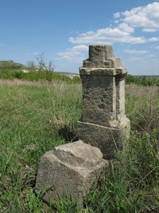 Остатки старого кладбища в с. Абросимовка. Надпись на памятнике &quot;Икорский&quot;