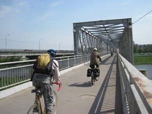 Где-то я слышал, что этот мост в Ельце называют мостом Остапа Бендера. Замков там понавешено...