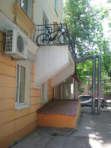 один из самых оптимальных вариантов велопарковок на работе в центре :-)