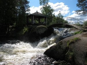 Небольшой водопад в Пяозерском