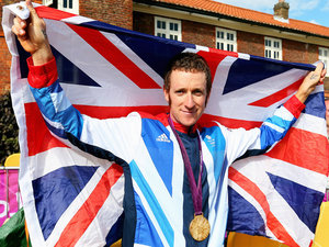 bradley-wiggins-flag-olympic-time-trial-2012_2805055.jpg