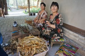 Первый этап изготовления бумаги из тутовника.