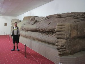 Самый большой спящий в нирване Будда. Изготовлен из глины. Для транспортировки из монастыря пришлось разрезать его на пять частей.