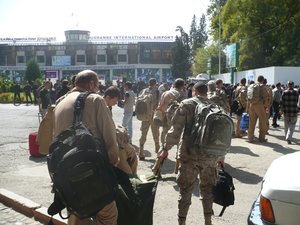 В день нашего отлета аэропорт был оцеплен. Правоверные вылетали на Хадж. Сомнительно, что эти ребята тоже торопятся в Мекку.