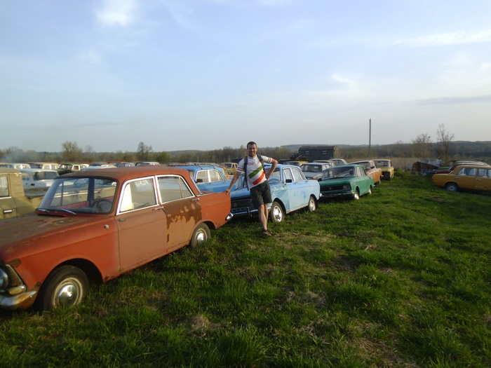 Москвичев и "москвичи" гармонируют друг с другом.