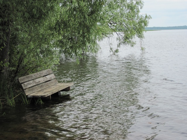 Вода там спадает в сентябре, ну а пока можно ножки попарить.