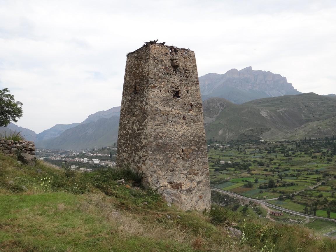 Развалины и башня в с. Верхняя Балкария
