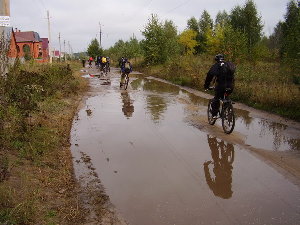 Двинулись в путь. До места было недалеко, но, временами очень мокро.