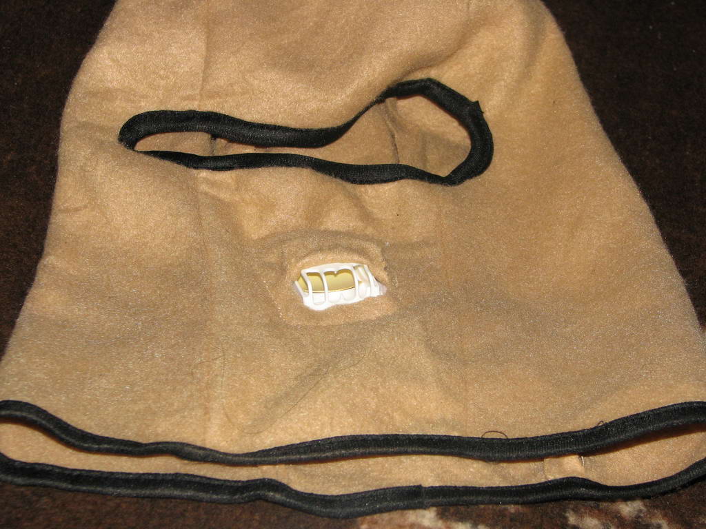 Отогнул край материи, а под ней клапан с лепестком выдоха. Прямо под ним на балаклаве у меня и вырос ледяной сталактит.