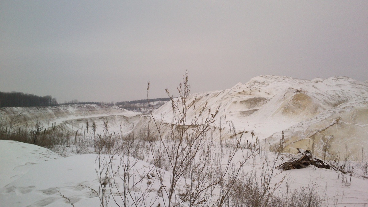 Карьер рядом с полигоном отходов