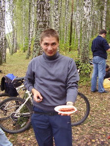 Сосисок было много и под конец Сема ходил и предлагал их всем подряд. Сбагрил все. А фигли, вкусно было.