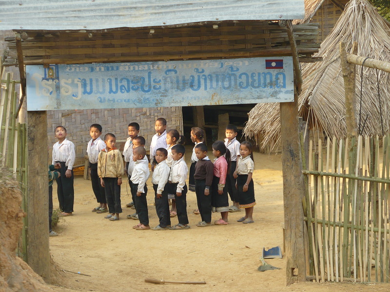 Дети перед уроками поют гимн Лаоса и поднимают флаг!