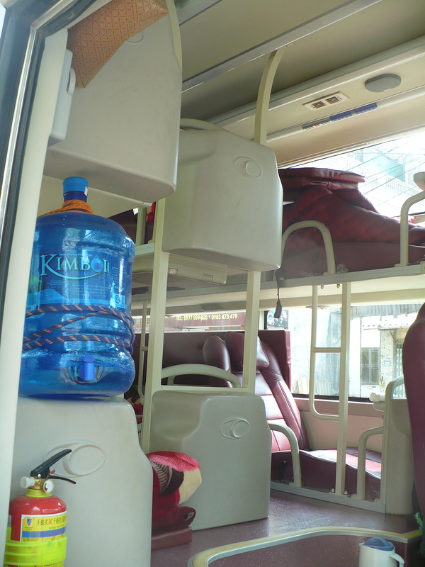 Вот на таких двухэтажных лежачих автобусах прибывают в Шапу настоящие туристы.