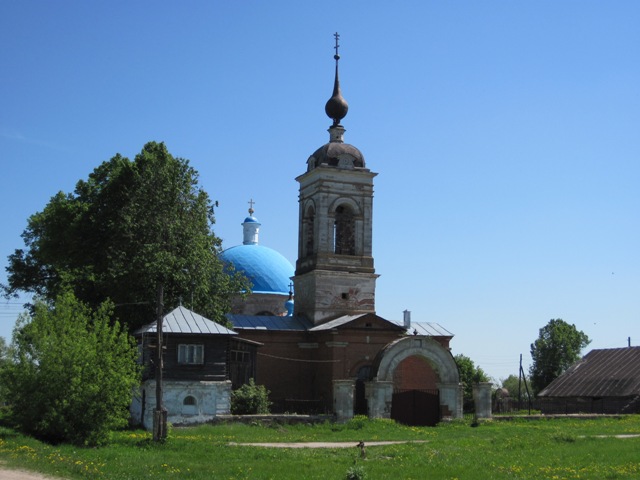 Церковь в Гиблицах и дом священника.