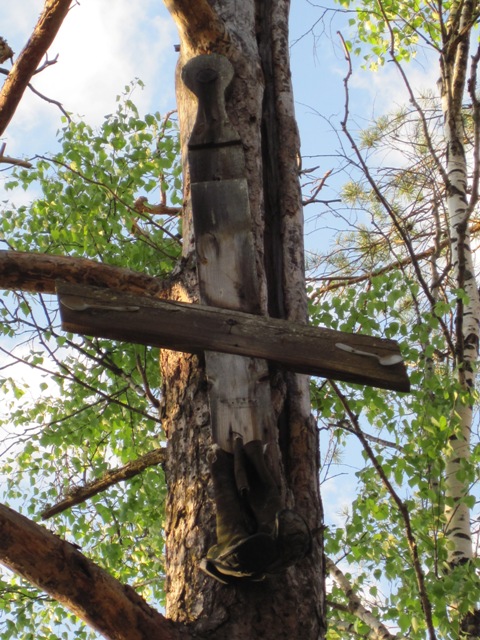 Перформенс от военных: две алюминиевых ложки, сапоги и деревянный крест на двухсотлетней сосне.