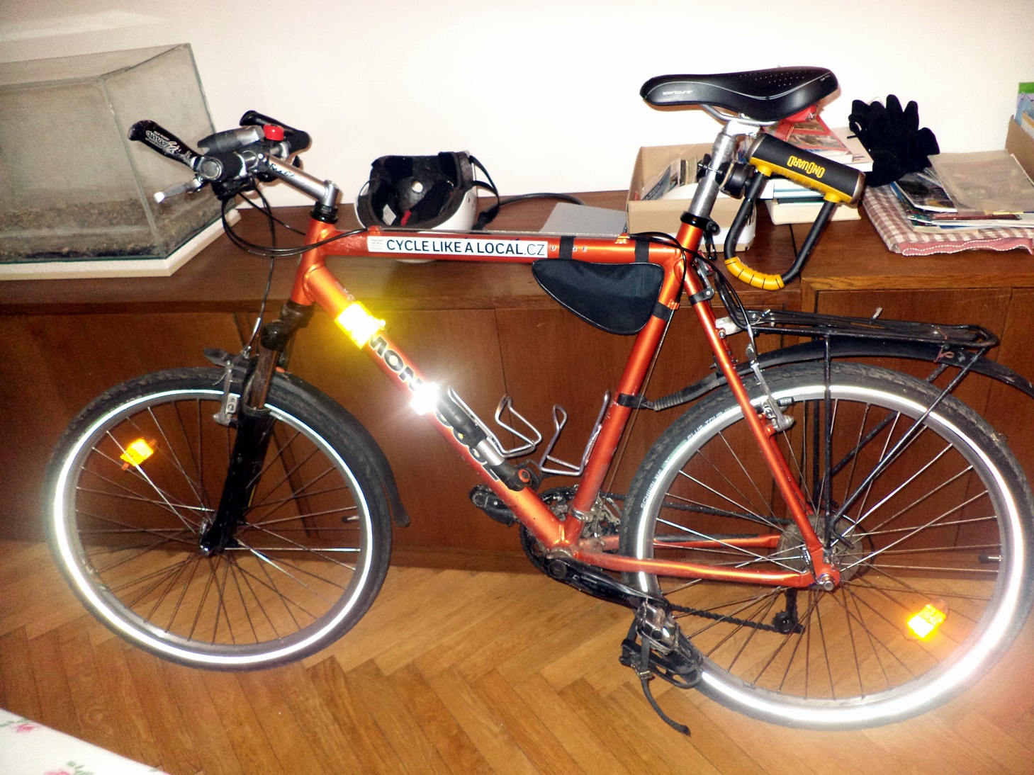 06_hostbike1.jpg