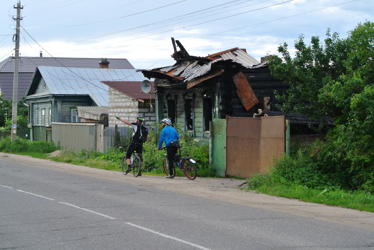Странное дело - горят дома на красной линии города, а потом продаются.JPG